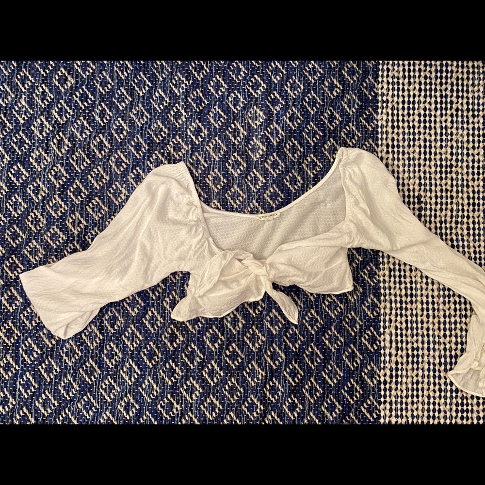 White cropped tie in front top